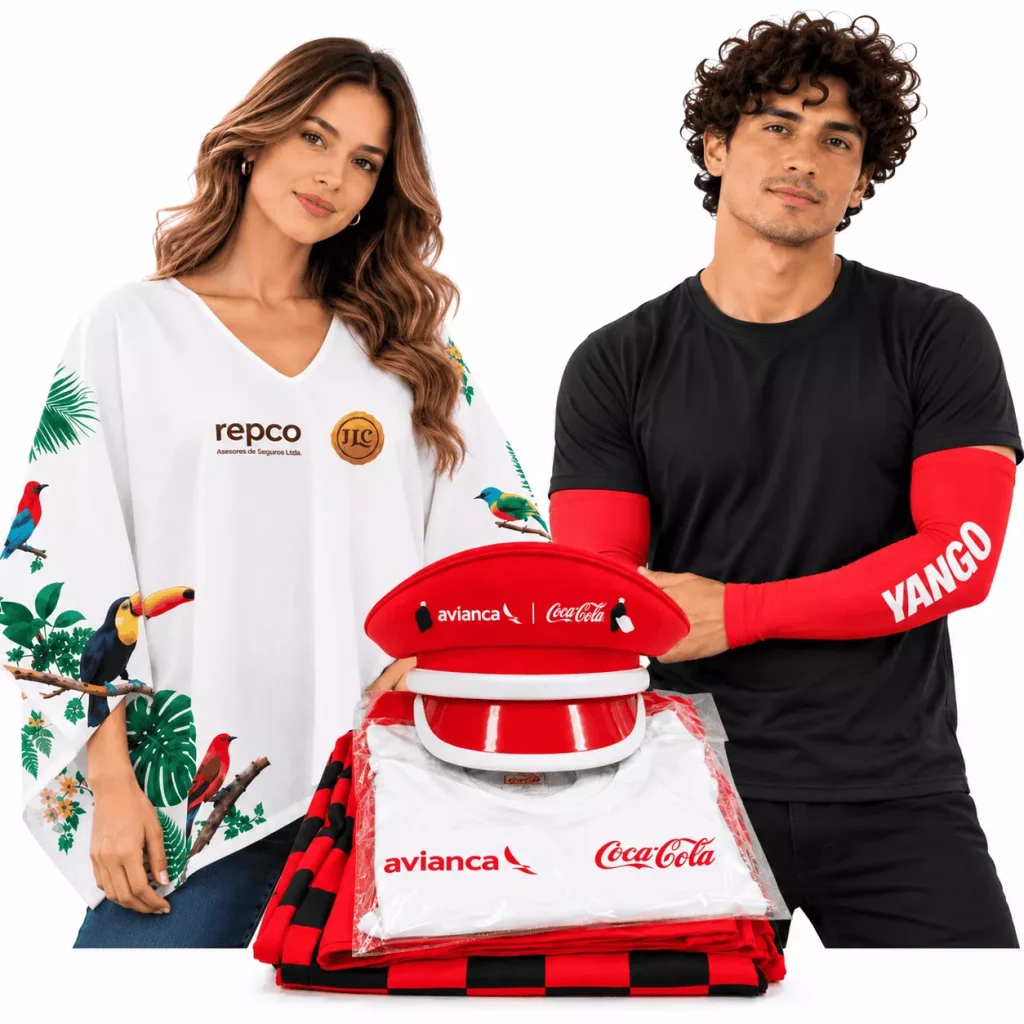 Exhibición de artículos de confección publicitaria y accesorios institucionales que incluye ponchos, mangas deportivas de Yango, pañoletas de Repco, gorras, uniformes y textiles corporativos de Avianca y Coca-Cola en Bogotá.