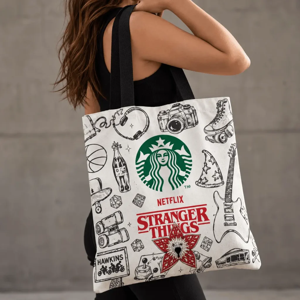 Bolso tote estilo retro de Stranger Things en uso para activaciones de marca