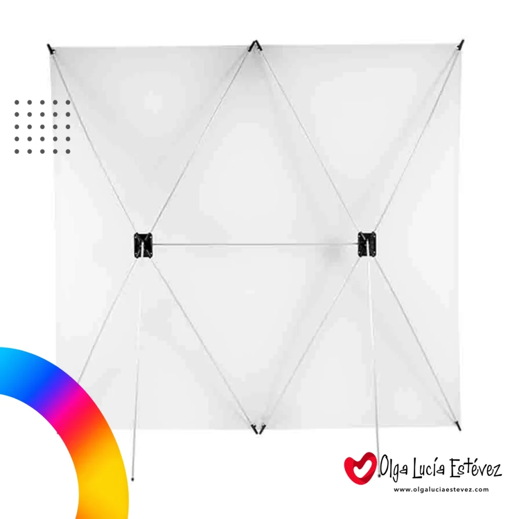 Vista posterior del soporte metálico plegable tipo araña para pendón de gran formato