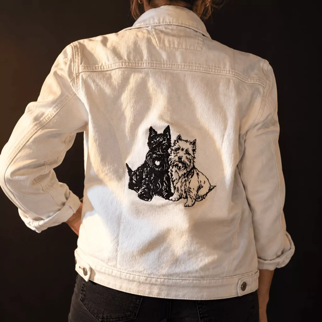Chaqueta vaquera blanca corporativa personalizada para Black & White en Bogotá
