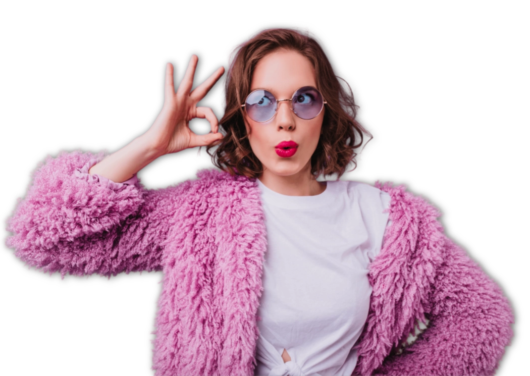 Modelo con abrigo rosa haciendo senal de ok para cotizacion de regalos corporativos merchandising y confeccion en Bogota - Olga Lucia Estevez