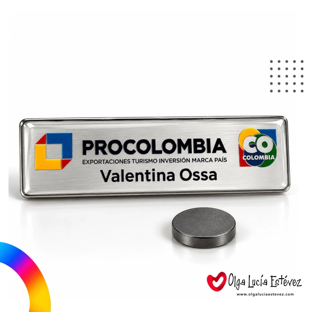 Gafete metálico o escarapela rectangular de solapa con acabado cepillado de ProColombia, Marca País y sujeción de imán.