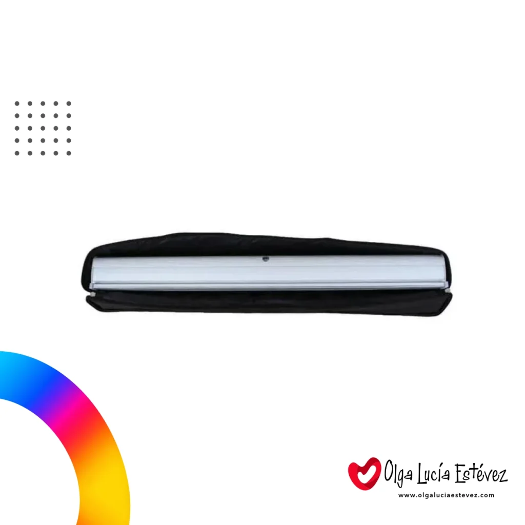 Funda protectora de lona negra con la base de roll up easy plegada en su interior