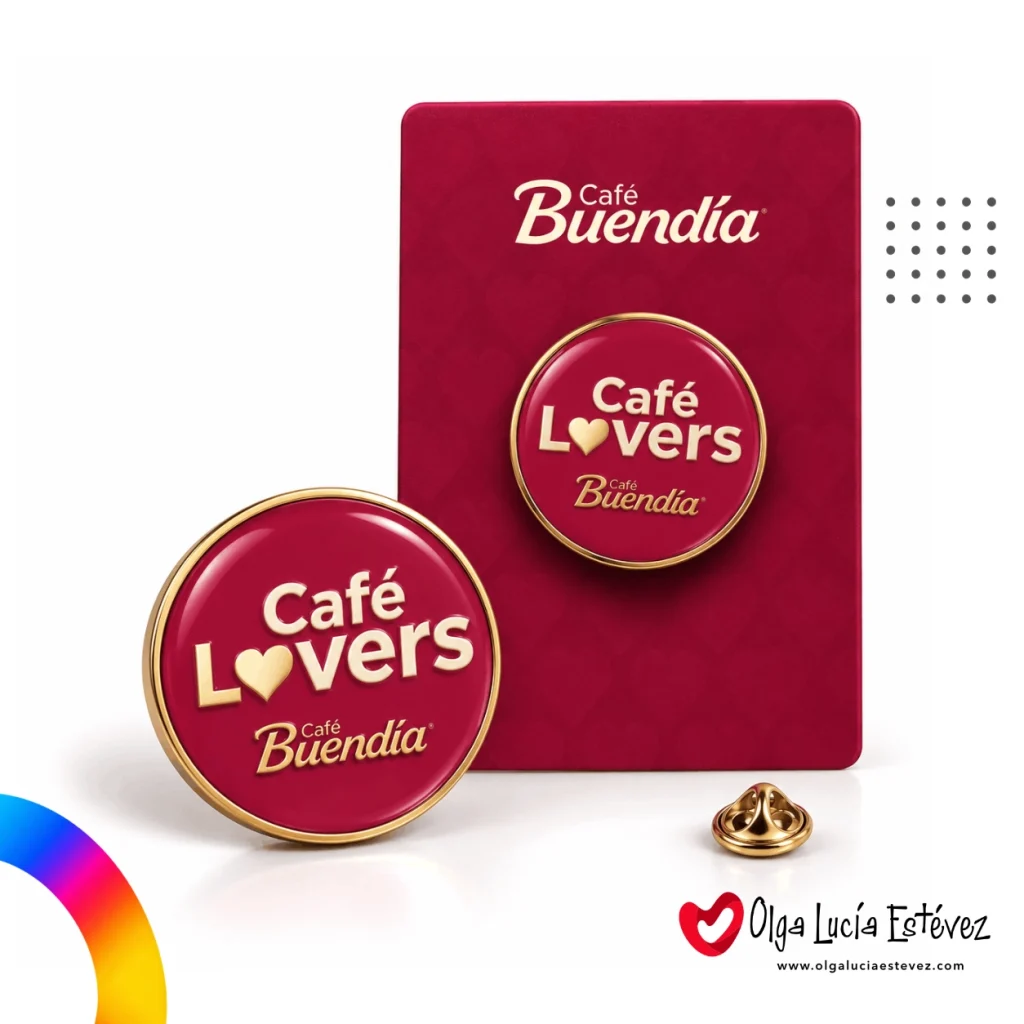 Pin metálico digital resinado de Café Buendía Café Lovers presentado sobre empaque de cartón promocional.