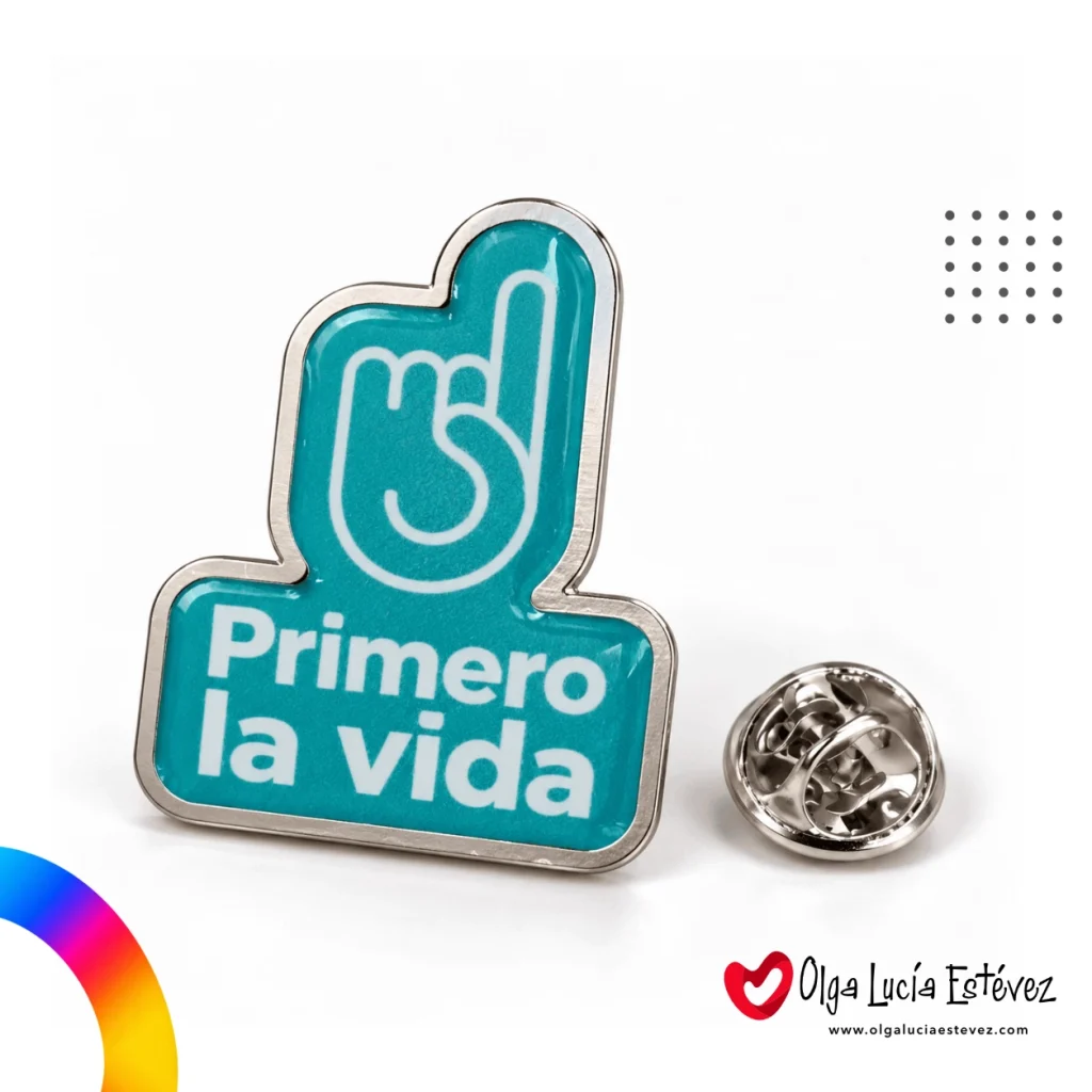 Pin publicitario digital Ecopetrol resinado en color turquesa con mano y mensaje institucional Primero la Vida.