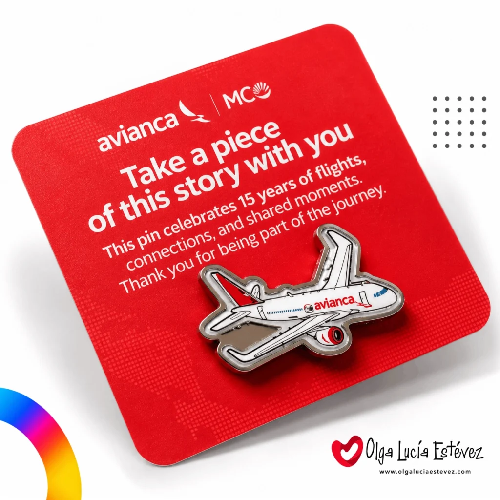 Pin metálico fotograbado con forma de avión de Avianca presentado sobre tarjeta de empaque roja.