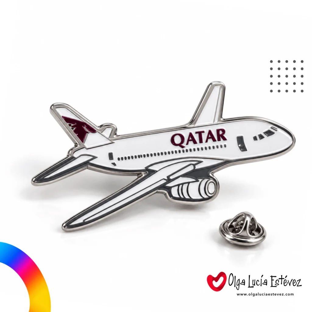Pin metálico fotograbado con forma de avión de Qatar Airways y cierre de mariposa metálico.