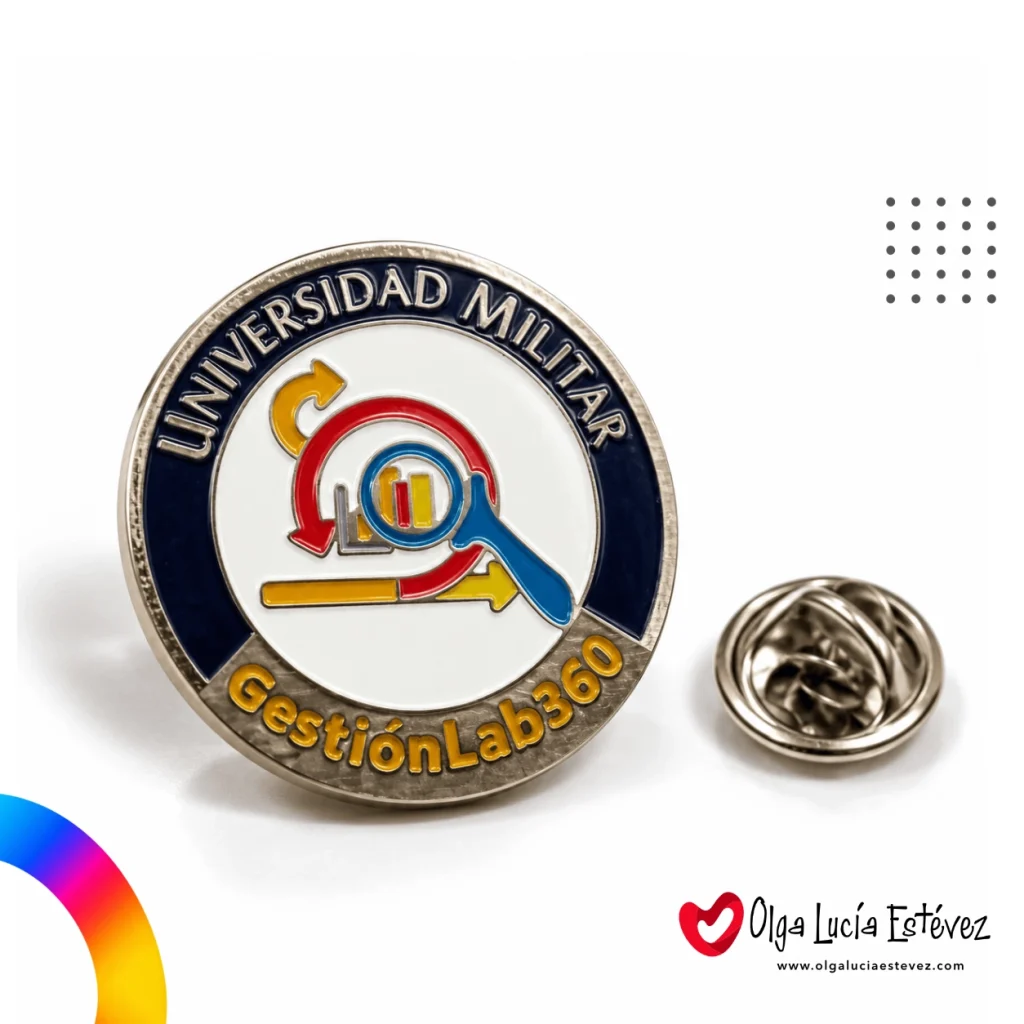 Pin metálico fotograbado circular con esmaltado para la Universidad Militar Nueva Granada GestiónLab360.